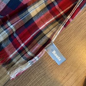 Roots scarf